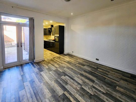 3 bedroom end of terrace house to rent - Photo 1