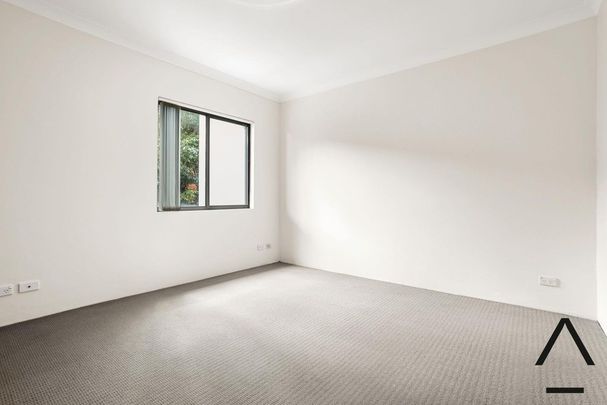 Sunny one bedroom apartment on 3rd floor of security complex with lift - Photo 1