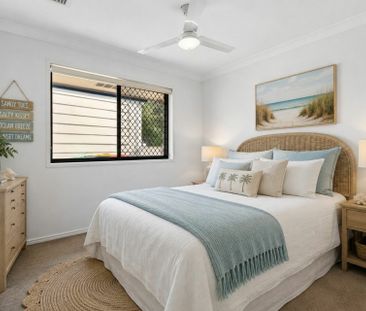 SPACIOUS FAMILY LIVING IN PEACEFUL CUL-DE-SAC WITH POOL - Photo 4