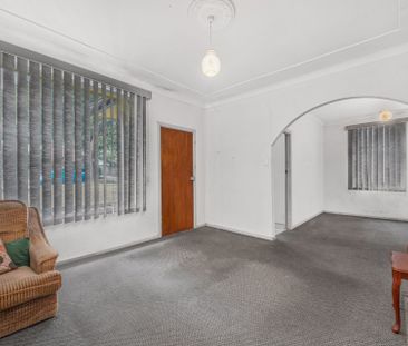 Four Bedroom Home With Original Interiors - Photo 5