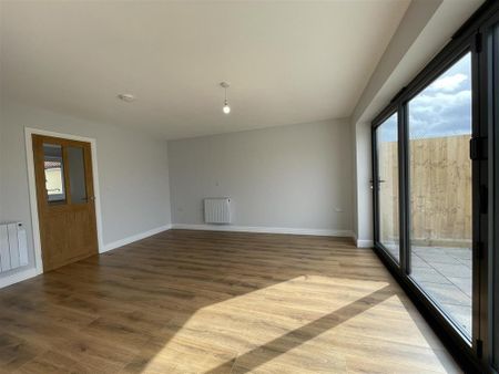 3 bedroom end of terrace house to rent - Photo 2