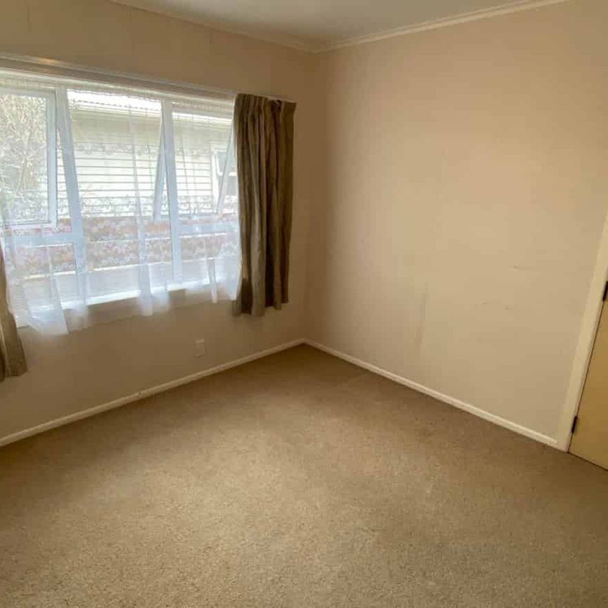 Comfortable Family Living in Papatoetoe - Photo 1