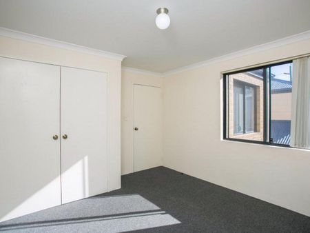 3x2 Street Facing Townhouse! - Photo 3