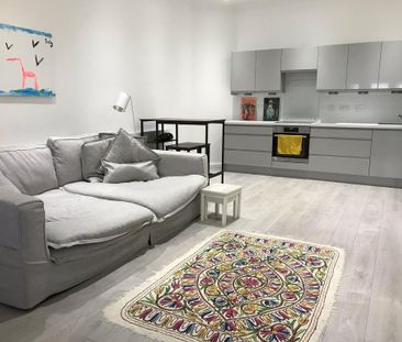 1 bedroom mews to rent - Photo 2