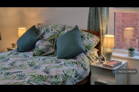 1 bedroom in a house share to rent - Photo 3