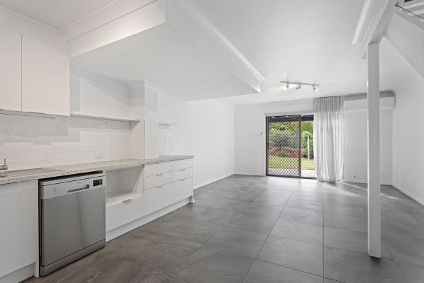 Beautifully Renovated 3 Brm Townhouse - Photo 1