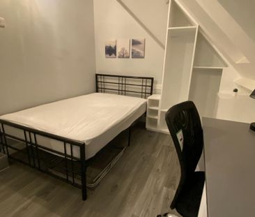 6 bedroom semi-detached house to rent - Photo 2