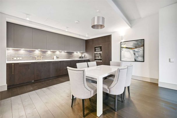 Exceptional 2 bedroom 'Manhattan loft style' apartment, with balcony, beautifully furnished and immaculately presented. With 24/7 concierge, gym and residents' roof terrace. - Photo 1