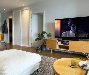 Modern 2-bed apartment with private balcony - Photo 4