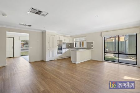 Versatile Home Near Lake Weeroona & Bendigo Hospital - Photo 2