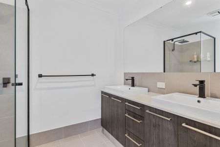 Spacious & Stylish 3 Bed / 2 Bath Home on a Corner Block - Photo 4