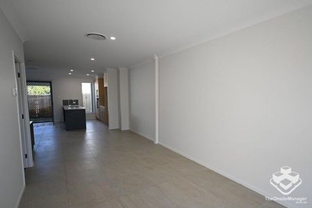 LUXURY 4 BEDROOM TOWNHOUSE 2 LIVING AREAS - Photo 5