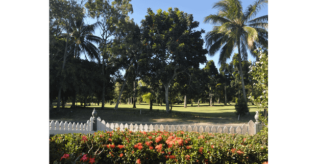 Spacious 2-bedroom duplex on full-sized, fully-fenced house block opposite Yorkeys Knob Golf Course - Photo 1