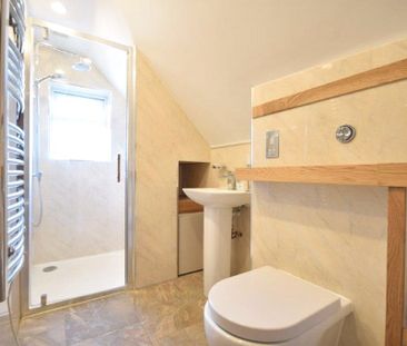 2 bedroom Flat in The Avenue, Crowthorne - Photo 6