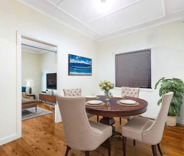 3 Beds Family House On A quiet Street Available Now! ! ! - Photo 3