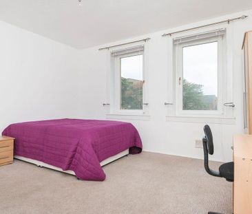 3 bedroom flat to rent - Photo 2