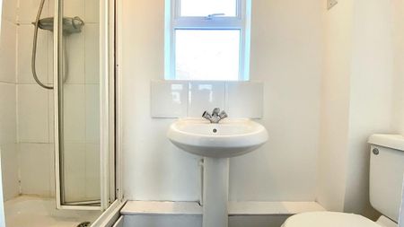 2 bedroom semi-detached house to rent - Photo 4