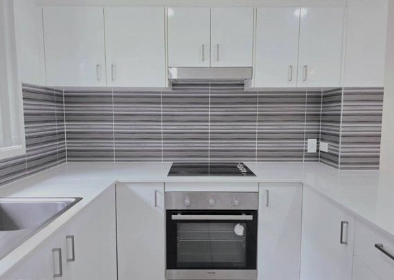 âStay Cool with Air Conditioning, Solar Power & Ceiling Fans | Calamvale 3-Bedroom Townhouse for Lease - Photo 1