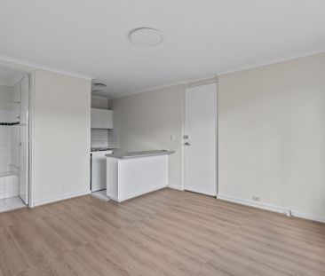 Studio Living in the Heart of St Kilda - Photo 1