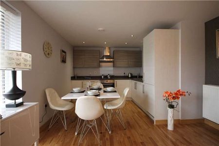A fully furnished, two bedroom apartment - Photo 4