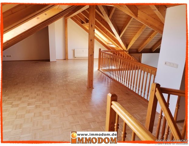 4,5-Zimmer-Wohnung in Zwickau mit Sichtholz und BALKON zu vermieten! - Photo 1