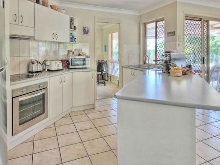 4 BEDROOM HOME WITH POOL - Photo 4