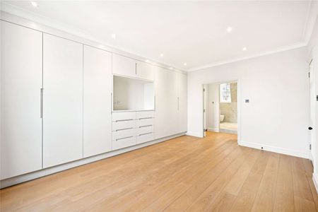 Top floor apartment, situated in a well maintained mansion building moments from Hyde Park. - Photo 4