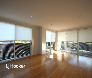 Light filled & Spacious Two Bedroom Apartment ! - Photo 1