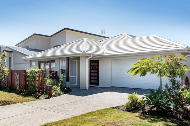 Luxurious Waterfront Living - Photo 1