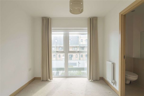 Modern two bedroom, two bathroom duplex apartment - Photo 1