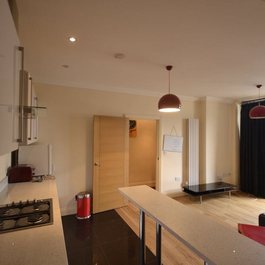 Flat to rent - Station Road, West Wickham, BR4 - Photo 1