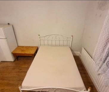 Room in a Shared House, Harlesden Road, NW10 - Photo 1