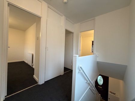 3 Bed Semi-Detached House, Larkhill Close, LS8 - Photo 2