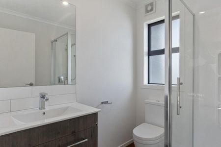 Stylish Townhouse - Photo 2