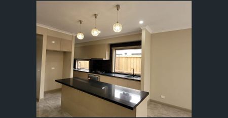 Spacious 5-Bedroom Family Home with Modern Comfort & Style - Photo 3