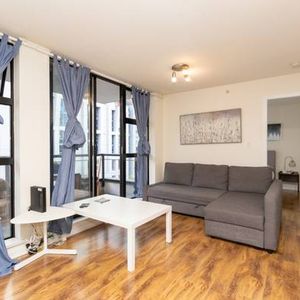 *2 Bed+Den / 2 Bath corner unit in Richards Street* - Photo 2