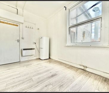 Studio Flat, Romford Road, E7 - Photo 4