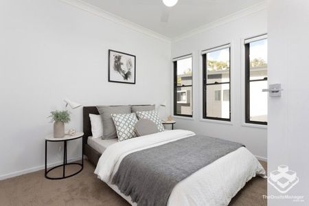 THREE BEDROOM TOWNHOUSE IN PRIME LOCATION WITH DUCTED A/C AND TANDEM GARAGE - Photo 3