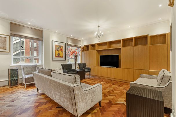 A Lateral Two-Bedroom Apartment Overlooking Grosvenor Square - Photo 1