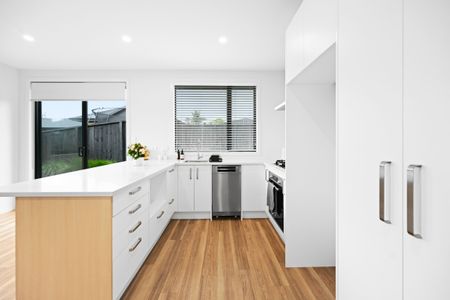 Enjoy the convenience of low-maintenance living in this near-new, stylish home, perfectly positioned within a modern complex in the popular St Andrews area. - Photo 5
