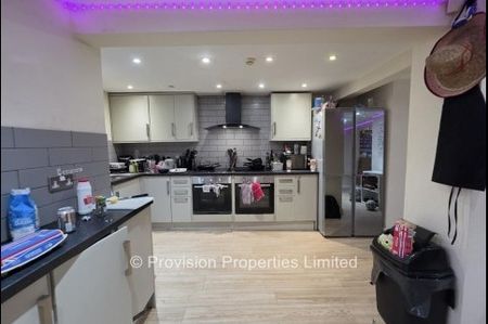 7 Bedroom Brudenell Avenue Hyde Park - Photo 3