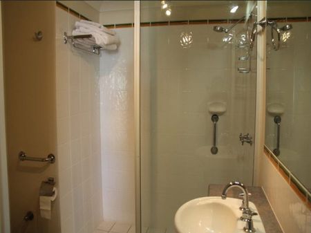 Fully-furnished beachside apartment - walk to The Strand and local cafes - Photo 5