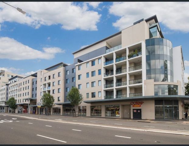 Spacious & Bright 3 Bedroom Apartment - Photo 1