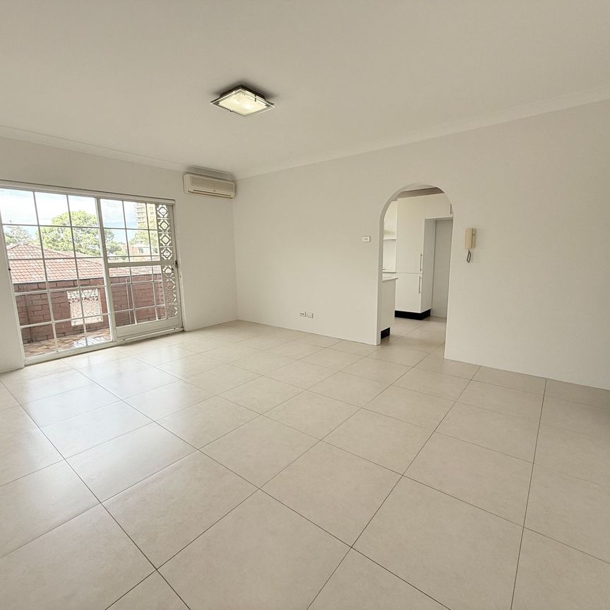 2 bedroom unit in ultra convenient location - Photo 1