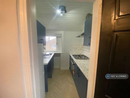 3 bedroom flat to rent - Photo 5