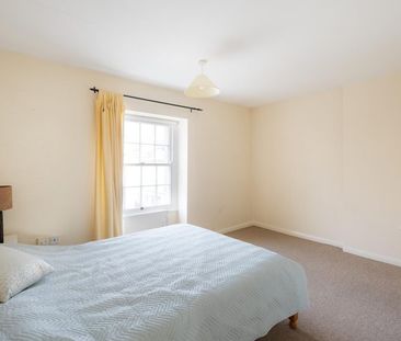 2 Bed Flat - Photo 3