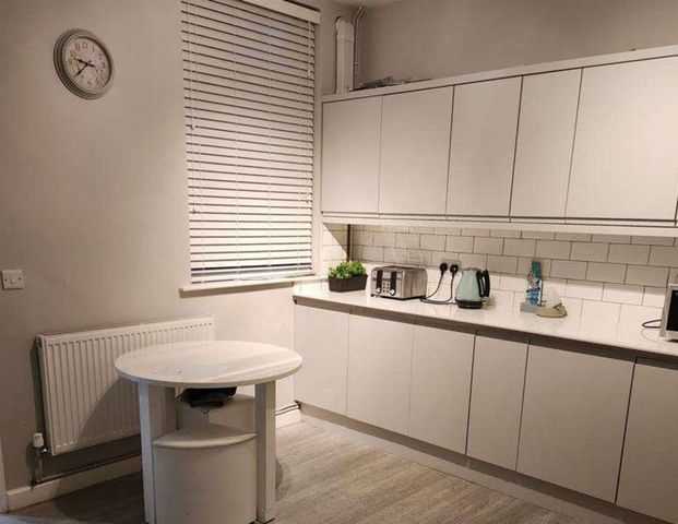 Victoria Road Room 5 - Photo 1