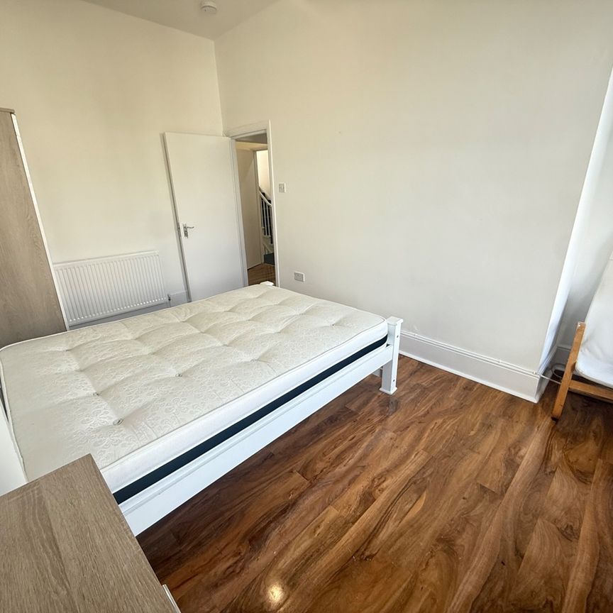 2 Bed Flat, Lewisham Way, SE14 - Photo 1