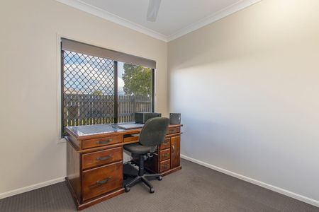 SPACIOUS FAMILY LIVING + MEDIA ROOM + SOLAR + NO REAR NEIGHBOURS - Photo 2