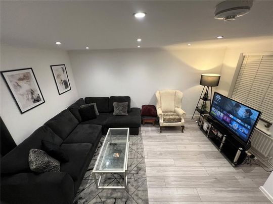 3 bedroom end of terrace house to rent - Photo 1